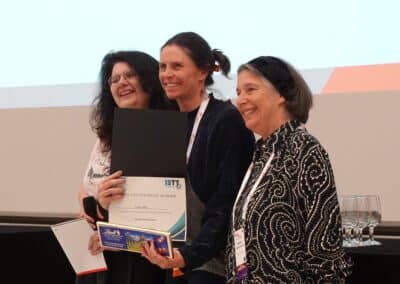 Investigadoras reciben premio en congreso suizo