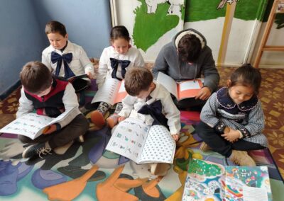 Donación de libros de juegos por el Día de la Niñez